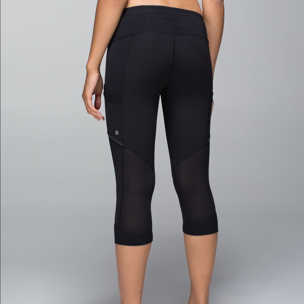 Lululemon black crop Capri leggings with pockets